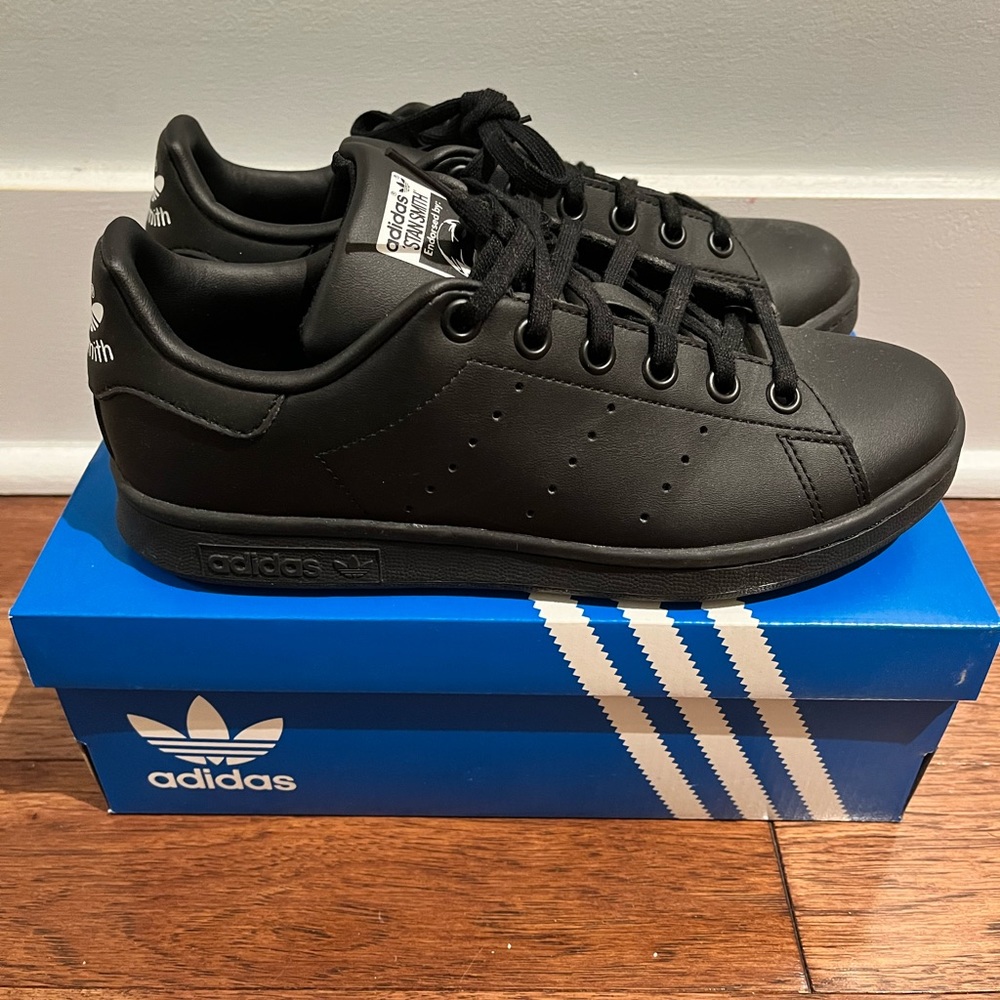 NEW Adidas youth black Stan Smith shoes
